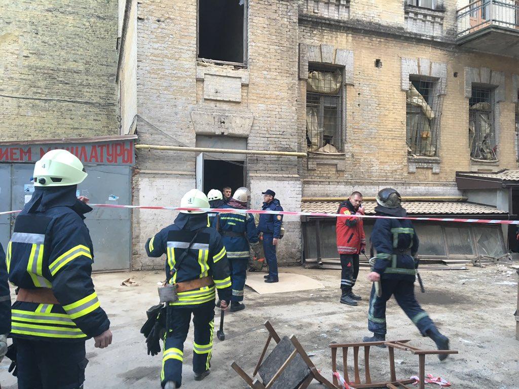 У Києві під завалами будинку залишаються чотири людини