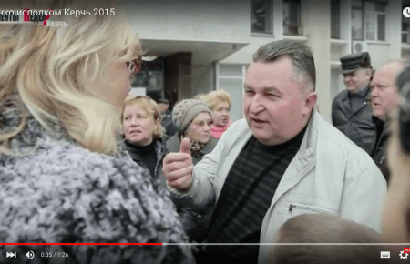 В Керчі люди «накинулись» на чиновника з вимогою дати світло