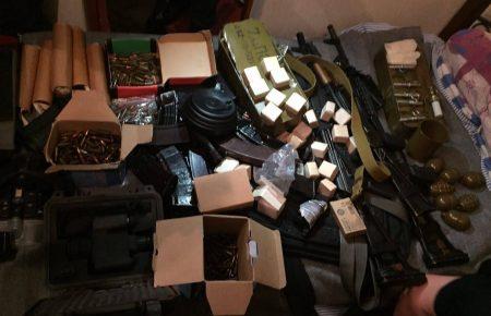 У маріупольських поліцейських вилучили арсенал зброї