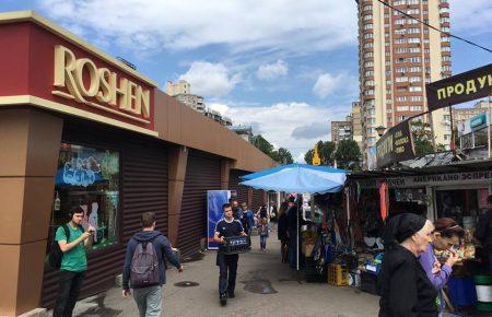 Біля станції метро «Житомирська» демонтують МАФи. У списку — Roshen