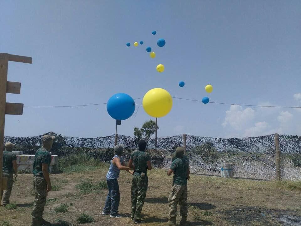 Бійці батальйону кримських татар запустили до Криму кульки з написами