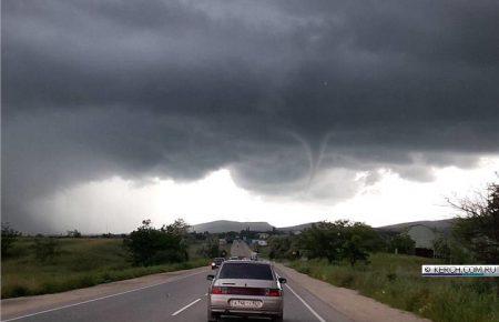 У Криму жителі зняли на телефон смерч — відео