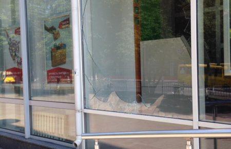 Полиция Мариуполя ищет неизвестных, разбивших стекла в Сбербанке России
