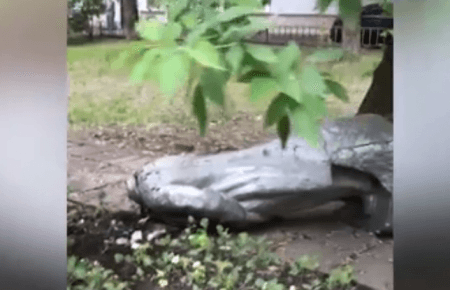 У Москві невідомий обезголовив пам’ятник Леніну і залишив ребус