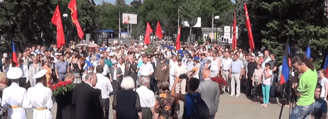 Сьогодні на мітингу в Донецьку людей знову лякали НАТО — відео