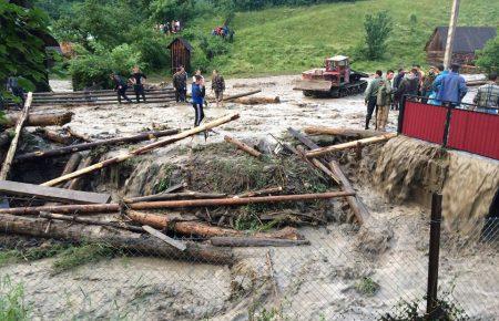 Шалені потоки води і бруду затопили 4 села на Закарпатті, — відео