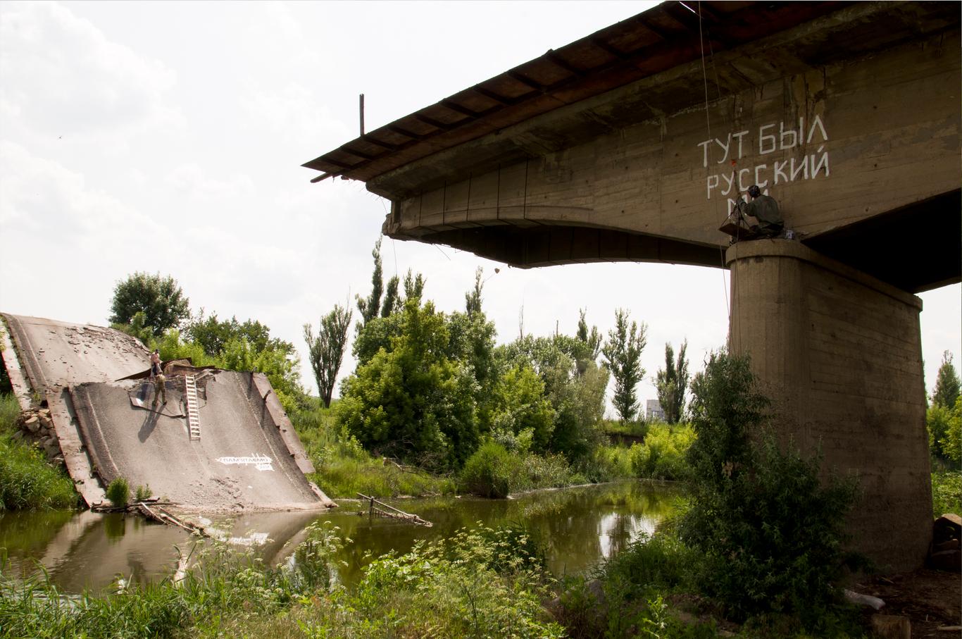 Разрушенный боевиками мост возле Славянска превратили в арт-объект