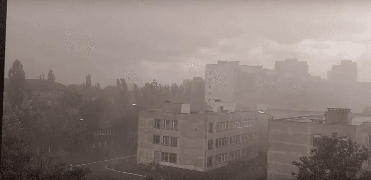 У Києві випав град — відео