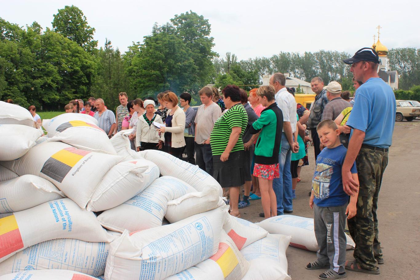 Вам больше всех надо или я чем-то хуже? — как делят гуманитарку на Донбассе