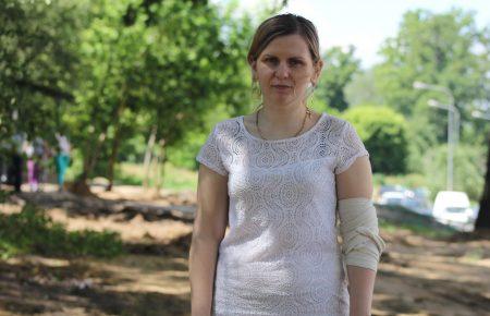 В Ірпені «тітушки» напали на активістку: «Три хлопця мене взяли і киданули!»