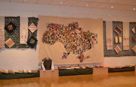 Мапу, зіткану з шевронів українських воїнів, представили у Чікаго