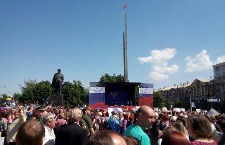 У Донецьку люди вийшли на мітинг проти «озброєної місії ОБСЄ» — фото