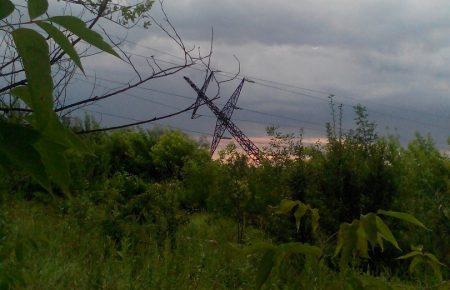 У Луганську впала опора ЛЕП, профільні служби не діють — соцмережі