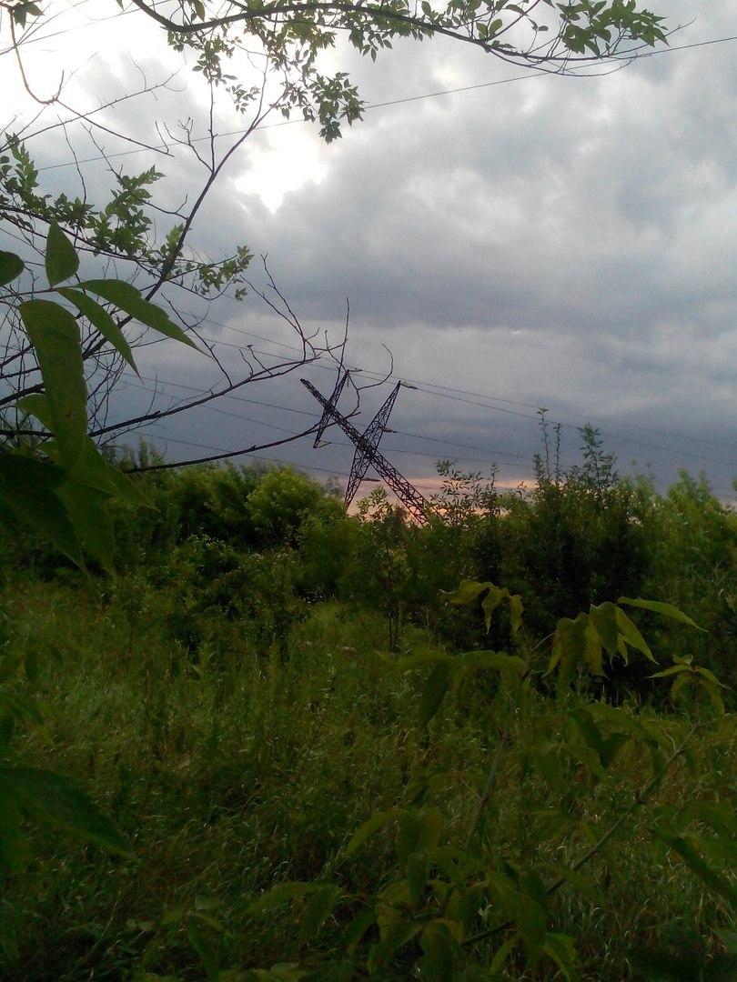 У Луганську впала опора ЛЕП, профільні служби не діють — соцмережі