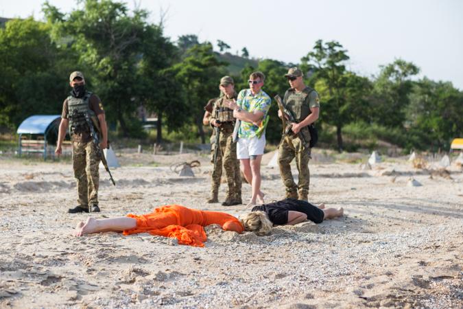 На замінованому пляжі Маріуполя активістки кричали в пісок