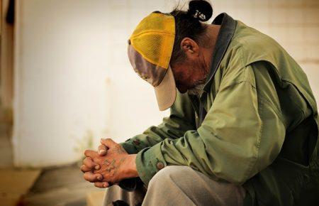 Найбільше українці відчувають дискримінацію через бідність, — соціолог