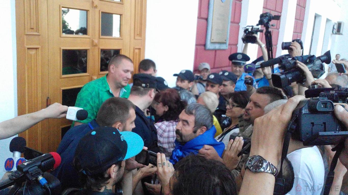 Одесса: активисты подрались с правоохранителями, горят шины, видео