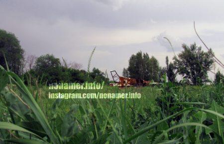 По дороге в Луганский аэропорт: воронки, дикие заросли, руины — фоторепортаж