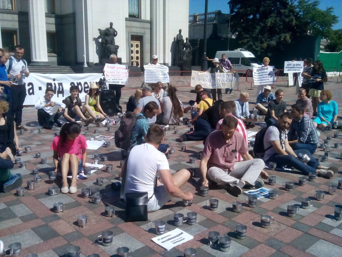 Як активісти під Радою вимагали арешту Онищенка — фоторепортаж