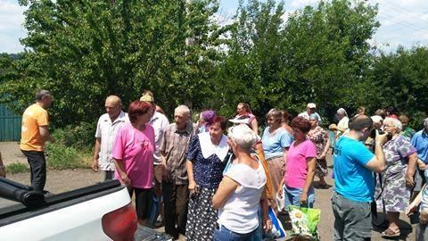 У селищі Бахмутка роздали гуманітарку — по 5 літрів води на одну сім’ю