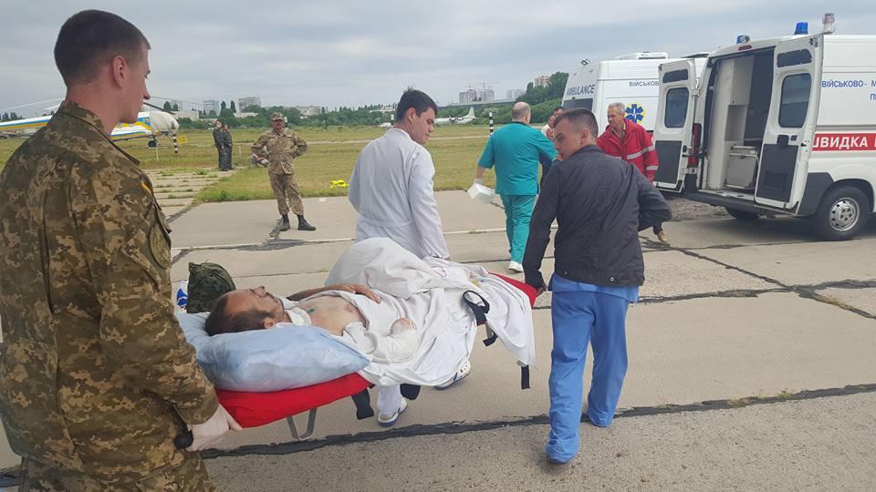 До Одеси прилетів борт з трьома важкопораненими бійцями — потрібна кров