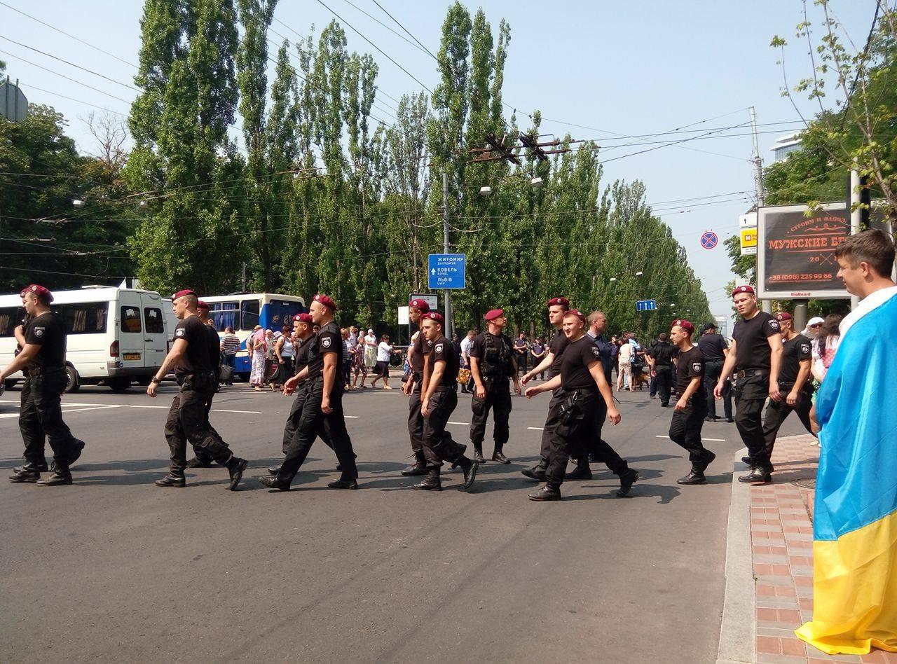 Хід почався: на бульварі Шевченка багато охорони, стрім