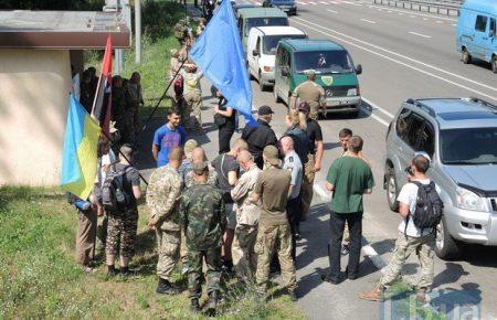 Під Києвом націоналісти зібралися зустрічати учасників хресної ходи