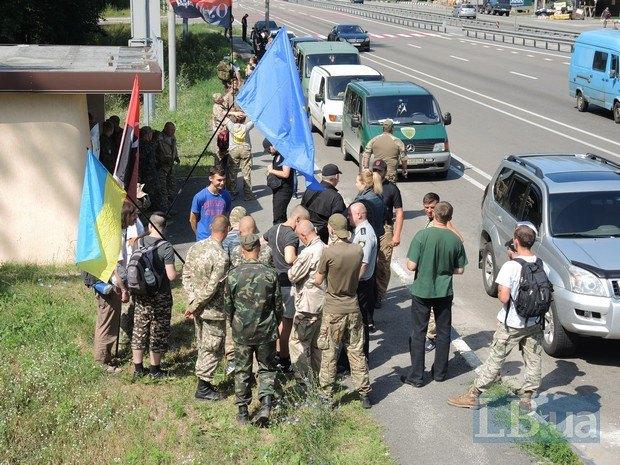 Під Києвом націоналісти зібралися зустрічати учасників хресної ходи