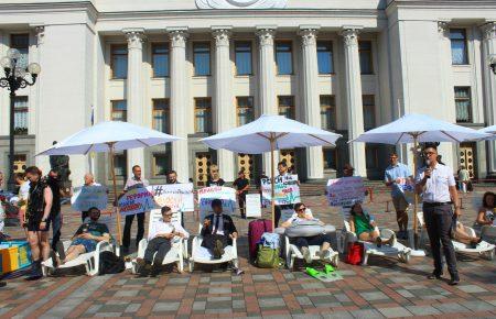 Чому активісти не відпускають нардепів на півтора місяці канікул?