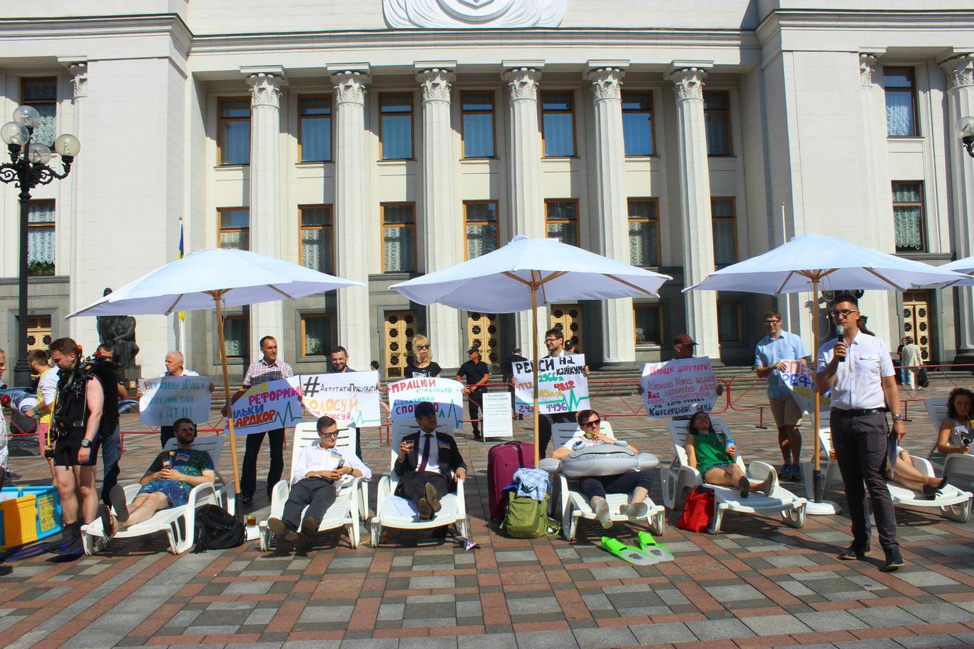 Чому активісти не відпускають нардепів на півтора місяці канікул?