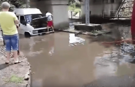 В Ужгороді після дощів автобуси «тонуть у воді» — відео