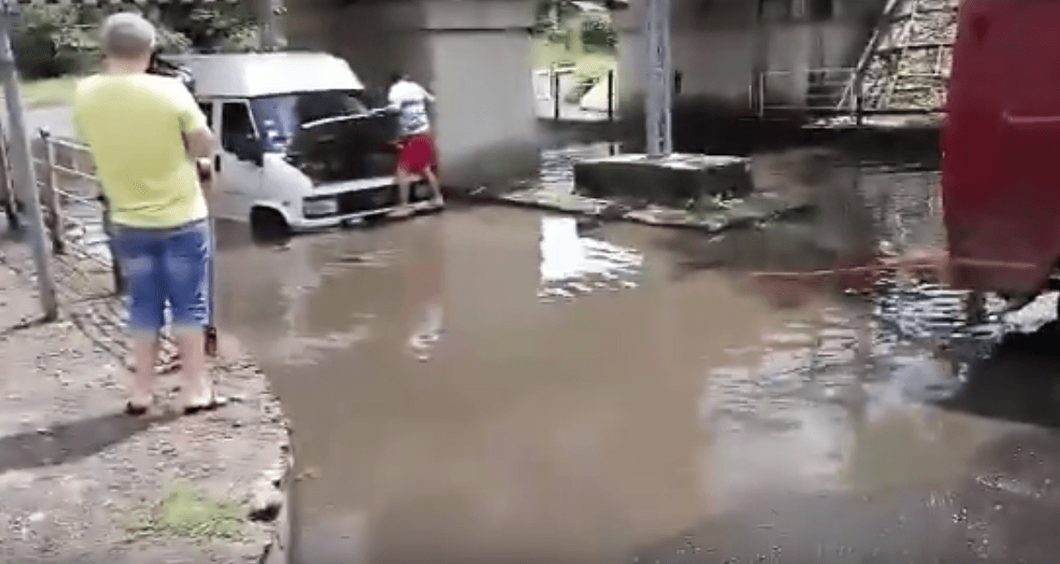 В Ужгороді після дощів автобуси «тонуть у воді» — відео