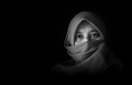 Терористи ІДІЛ продають полонених дівчат через Telegram