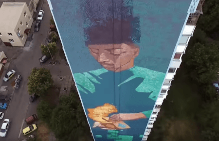 У Києві відзняли з дрону найяскравіші мурали — відео