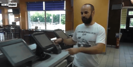 Прихильник «ДНР» з Харкова рекламує захоплений «Макдоналдс» у Донецьку