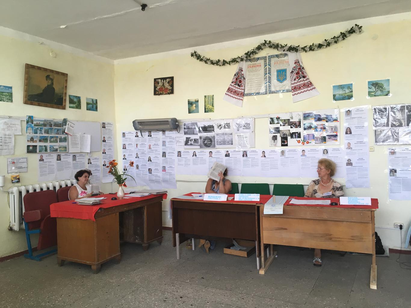 Вибори на Луганщині: бюлетенів у рази більше, ніж виборців