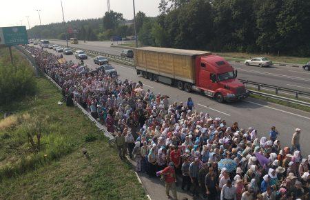 Крестный ход пошел на Киев несмотря на блокирование трассы. Обновляется