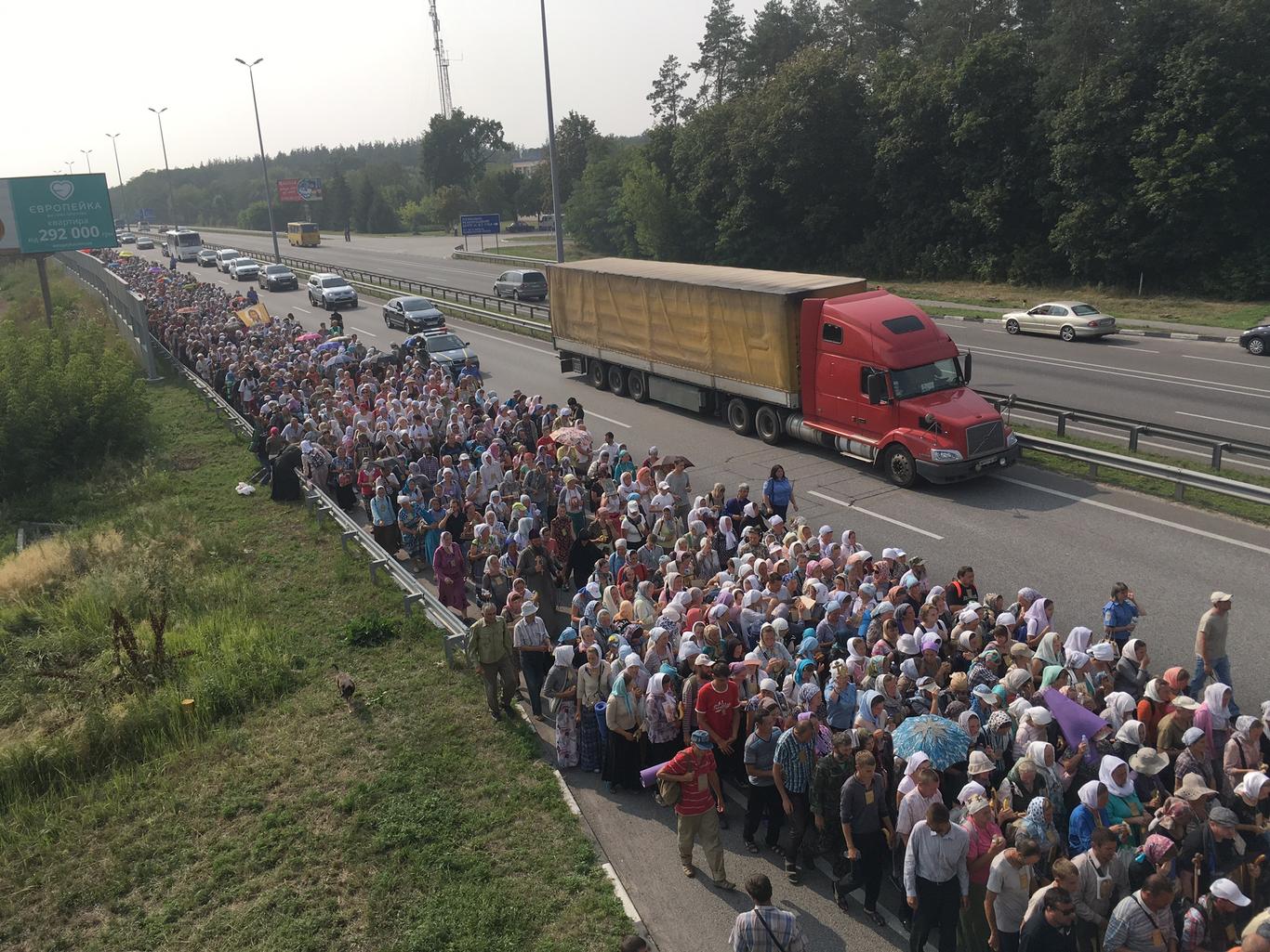 Крестный ход пошел на Киев несмотря на блокирование трассы. Обновляется