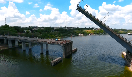 Як у Миколаєві розводили мости для проходу кораблів ВМС України, відео