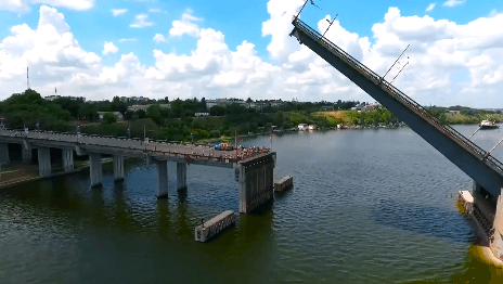 Як у Миколаєві розводили мости для проходу кораблів ВМС України, відео