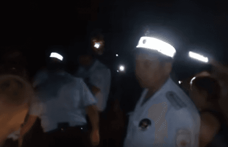 В Крыму «силовики» били торгующих в парке людей. Видео очевидца