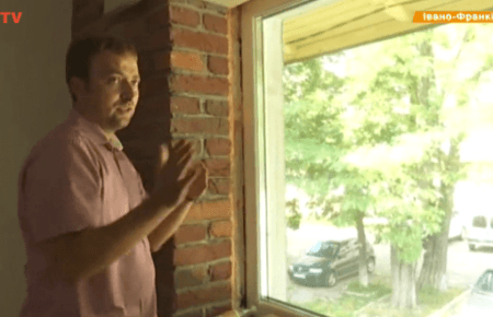 На Івано-Франківщині чоловік побудував будинок-термос, відео