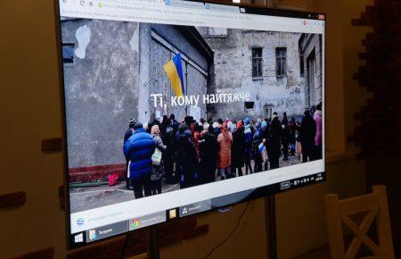 Переселенці живуть в шкільних класах по 15 людей і відмежовуються ковдрами