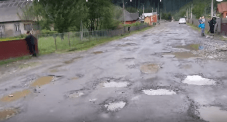 Величезні вибоїни та ями — дорога до Синевиру лякає туристів, відео