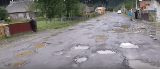 Величезні вибоїни та ями — дорога до Синевиру лякає туристів, відео