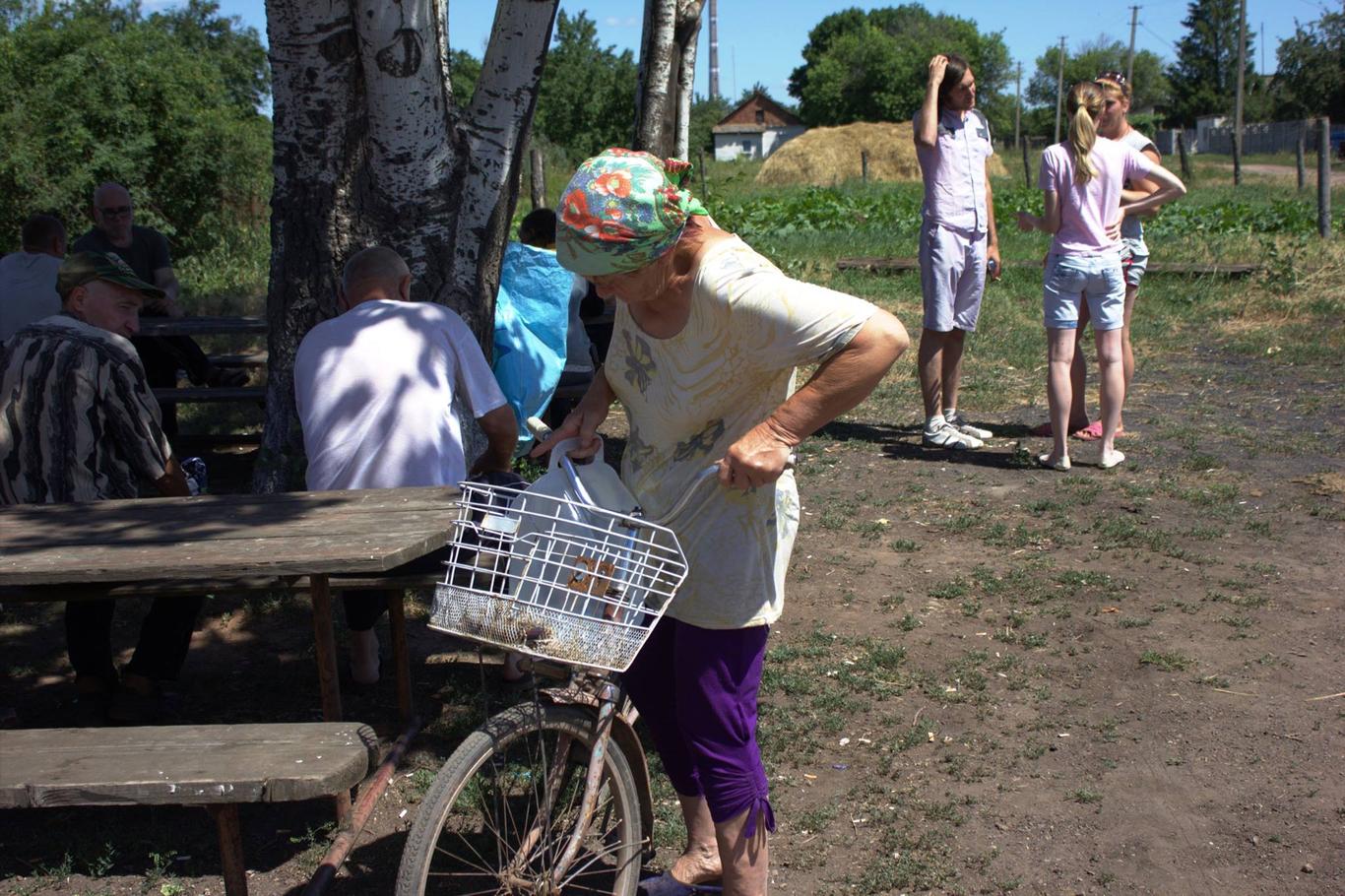 В прифронтовое село людям привозили воду с песком и лягушками  — волонтер