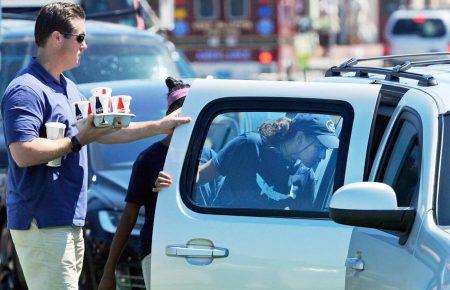 Неповнолітня дочка Обами Наташа працює влітку офіціанткою — фото