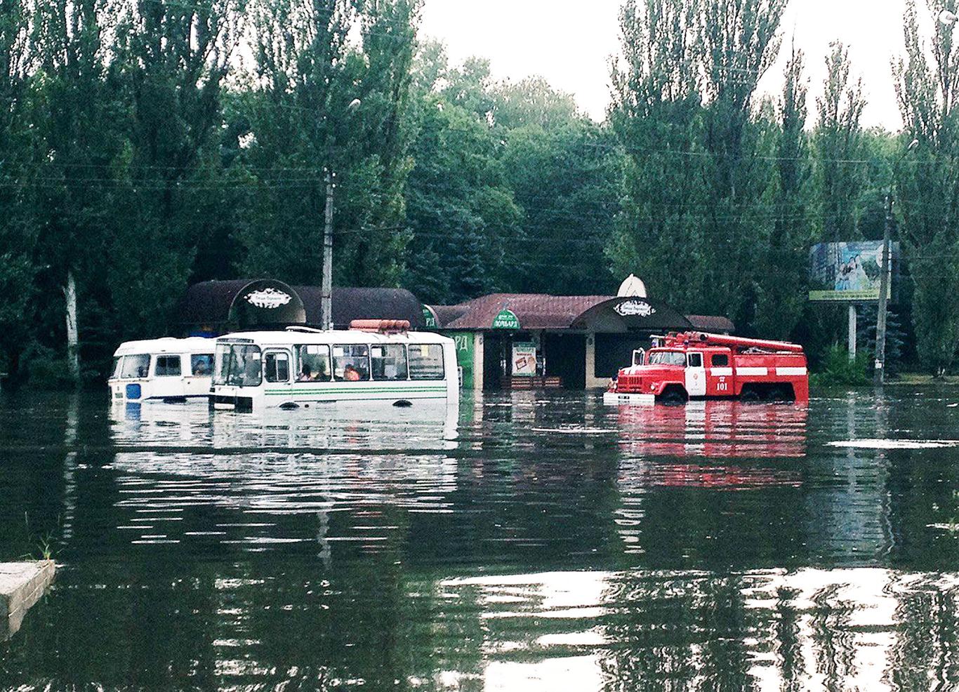 У Черкасах за 3 години зливи і граду випала майже місячна норма опадів