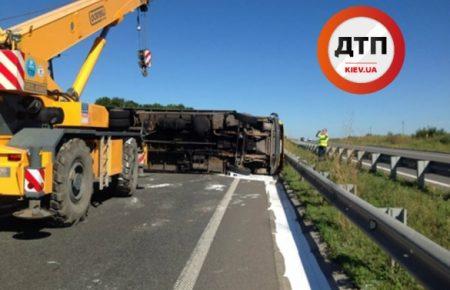 На трасі Київ—Харків водій напідпитку перекинув свою вантажівку