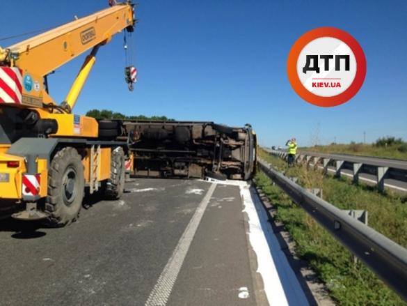 На трасі Київ—Харків водій напідпитку перекинув свою вантажівку